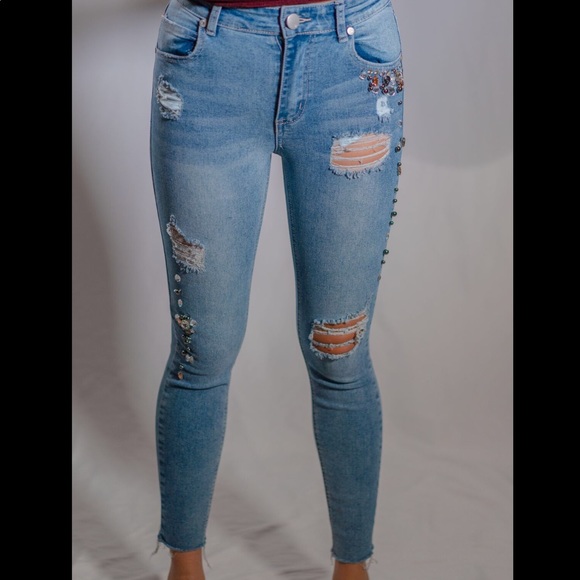 Distressed Skinny Cropped Jeans with Trendy Jewels - Picture 1 of 3